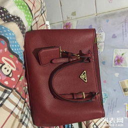 酒红鎏影 百利皮具包的魅惑叙事